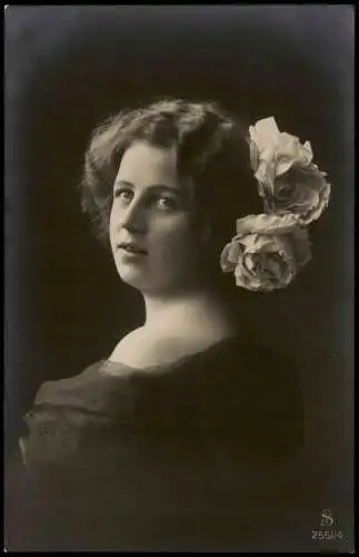 Ansichtskarte  Frau im schwarzen Tüll und Rosen im Harr Fotokunst 1912