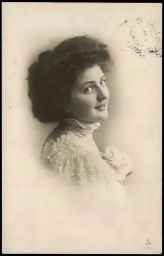 Ansichtskarte  Fotokunst lächelnde Frau Spitze Blume 1911