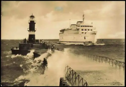 Warnemünde-Rostock MS Warnemünde" bei der Einfahrt - Schiff 1969