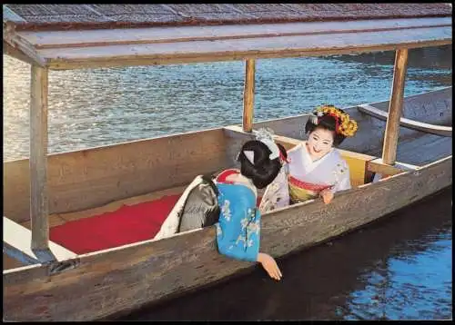 Japan Trachten Nippon Japan Lovely Girls im Boot schöne Frauen 1973