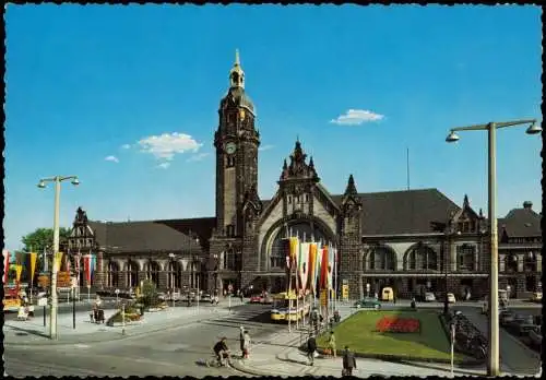 Ansichtskarte Krefeld Crefeld Bahnhof Fahnen und Bus 1968