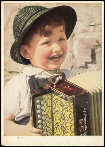 Ansichtskarte  Kinder Junge mit Hut und Zieharmonika 1960