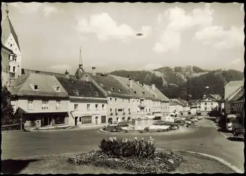 Ansichtskarte Friesach Burgenstadt Hauptplatz, Kärnten, Brunnen, Autos 1955