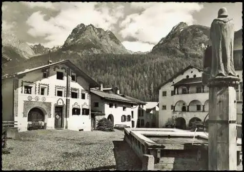 Ansichtskarte Schuls Scuol Dorfplatz mit Brunnen und Häusern 1950