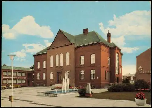 Ansichtskarte Meldorf Rathaus mit Brunnen und Sparkasse 1970