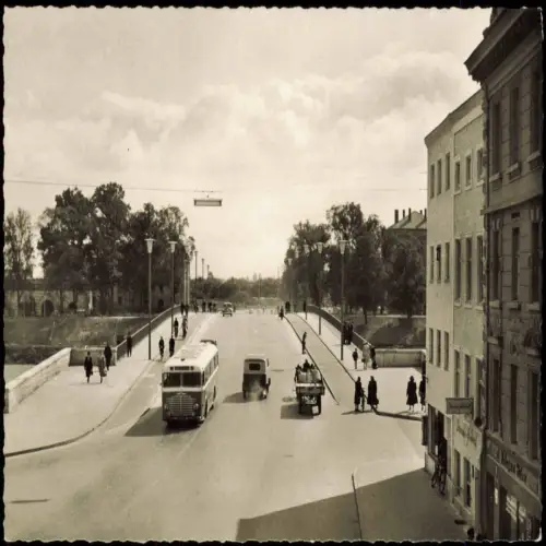 Ansichtskarte Ingolstadt Brückenanfahrt mit Bussen und PKW 1950