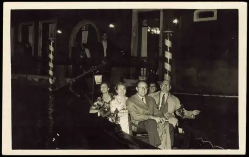 Venedig Venezia Venice Vier Touristen zwei Paare nächtliche Gondelfahrt 1960