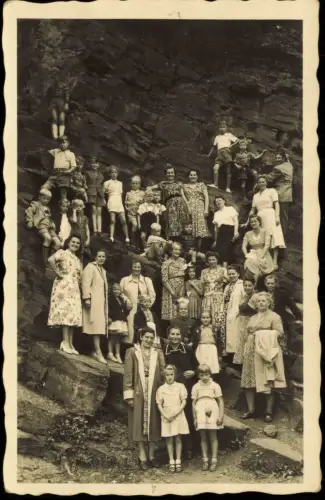 Ansichtskarte  Gruppenbild Kinder und Erzieher am Felsen 1938