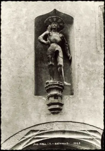 Hall in Tirol Solbad Hall Rathaus Figur über dem Eingangsportal 1961