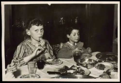 Foto  Menschen/Soziales Leben - Kinder am Essenstisch 1965 Foto