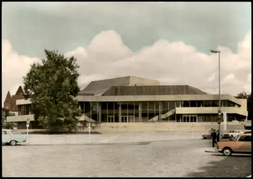 Ansichtskarte Ingolstadt Stadttheater, Parkplatz Autos 1966