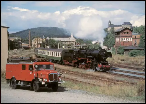 Greiz Dampflok 52 8075-5 und Feuerwehrfahrzeug am Bahnhof Greiz, 1999 1999