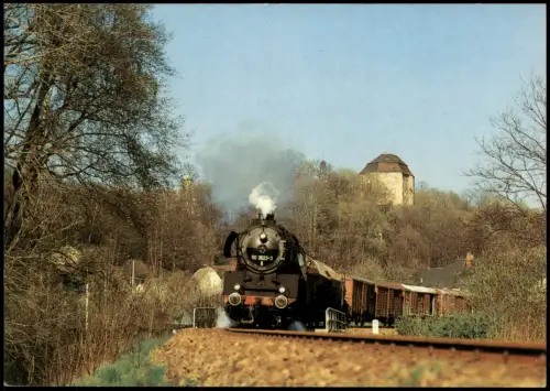 Güterzug-Dampflokomotive mit Nahgüterzug hinter Bahnhof Wolkenburg 1990