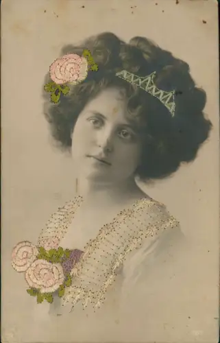 Ansichtskarte  Porträt einer jungen Frau mit Stickereien 1910