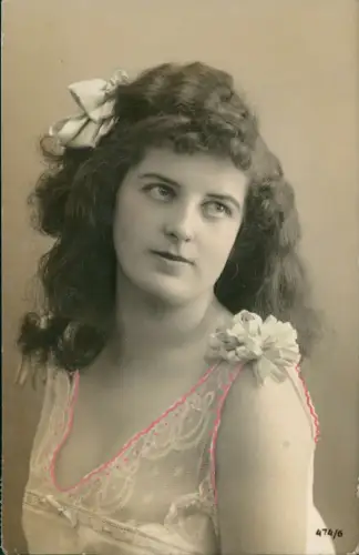 Porträt einer jungen Frau mit durchscheinenden Spitzenkleid EROTIK 1909