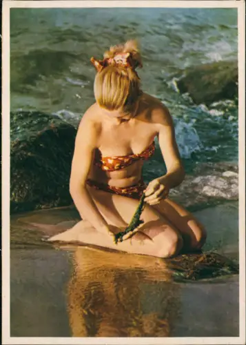 Ansichtskarte  Junge Frau im Bikini am Meer 1957