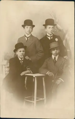Jungen im Anzug mit Mützen und Melonen und Zigarette 1914 Privatfoto