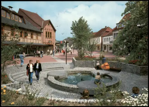 Ansichtskarte Gifhorn Steinweg, Personen, Kinder spielen am Brunnen 1983