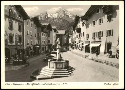 Berchtesgaden Marktplatz mit Watzmann, Brunnen, Autos u.a. VW Käfer 1960