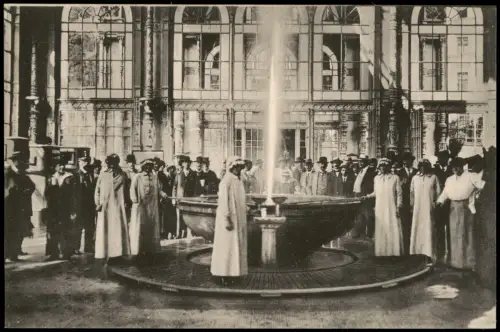Karlsbad Karlovy Vary Sprudel Wandelhalle Männer und Frauen 1914