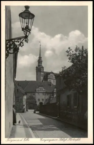 Ansichtskarte Torgau Straße Eingang zum Schloss Hartenfels 1927