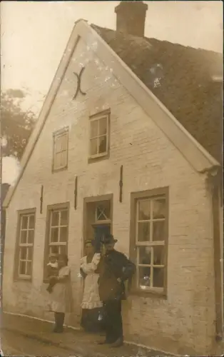 Familie vor Giebelhaus, Mann mit Hut, Frauen, Kind 1920 Privatfoto