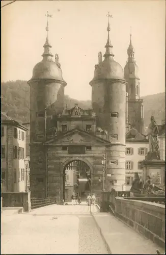 Heidelberg Neckarbrücke Das Brückentor und das Denkmal Karl Theodor 1910