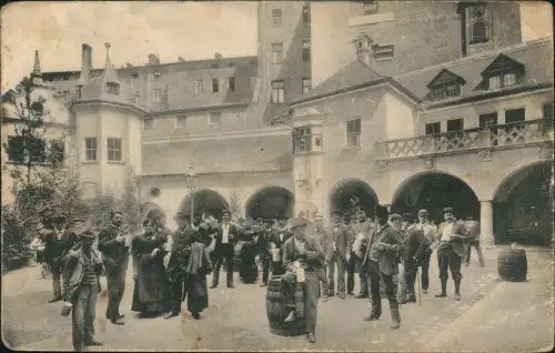 Ansichtskarte München Hofbräuhaus Gesellschaft im Innenhof 1915 Feldpost