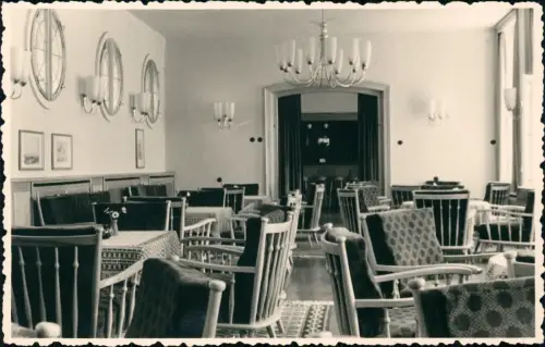 Innenansicht Restaurant Café Lounge 50er Jahre Stühle Tische 
1