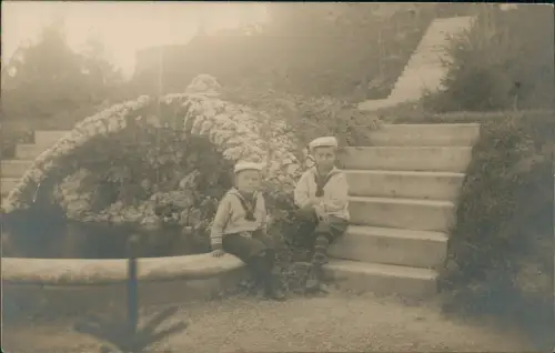 Kinder Gruppenfoto, 2 Jungs Kinder posieren auf Treppe 1918 Privatfoto