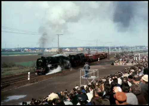 Riesa Güterzugdampflokomotiven 52 4900 und 44 1378 bei Fahrzeugparade 1989