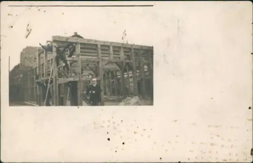 Ansichtskarte  Männer auf Baustelle Fahne 1928