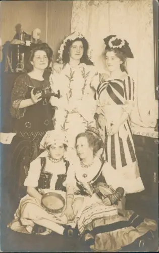 Ansichtskarte  Junge Frauen vor dem Maskenball 1912