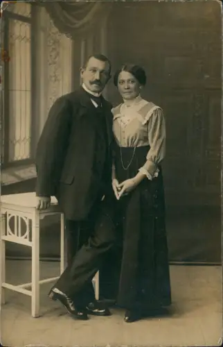Ansichtskarte  Mann und Frau in feiner Kleidung Atelierfoto 1917