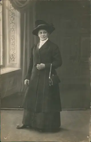Ansichtskarte  Menschen / Soziales Leben - Frau feine Kleidung Federhut 1912