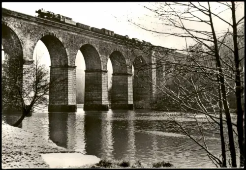 Dampflokomotiven der Baureihe 50.35-37 auf einem Eisenbahnviadukt 1970
