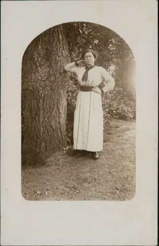 Ansichtskarte  Menschen / Soziales Leben - Frau vor großem Baum 1918
