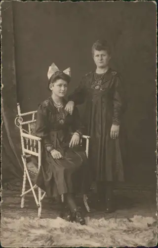 Ansichtskarte  Atelierfoto zwei Frauen in edlen schwarzen Kleidern Mode 1913