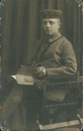 Ansichtskarte  Militär Soldate Atelierfoto mit Zeitung WK1 1916