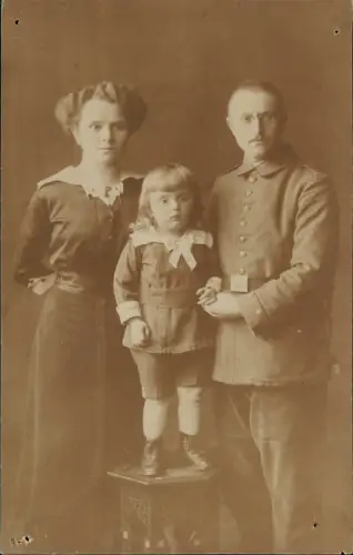 Foto  Militär Soldat Frau Junge Fotokarte WK1 1917 Privatfoto