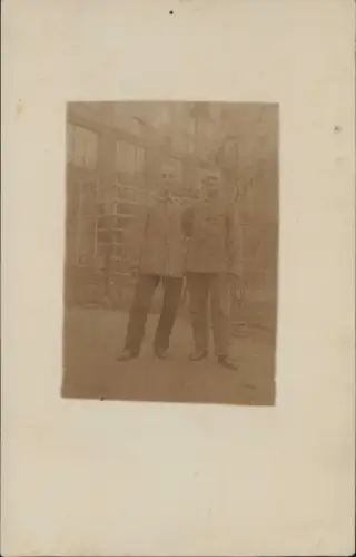 Foto  Militaria WK1 Soldaten im Garten vor Haus 1917 Privatfoto