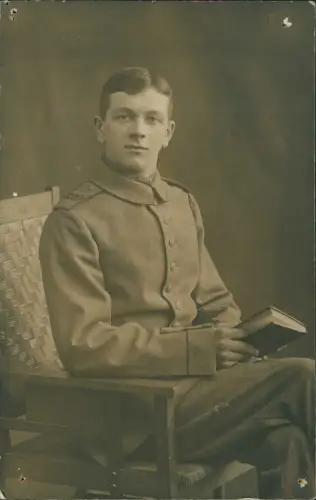 Ansichtskarte  Soldat im Stuhl Militaria WK1 Atelierfoto Stuttgart 1917