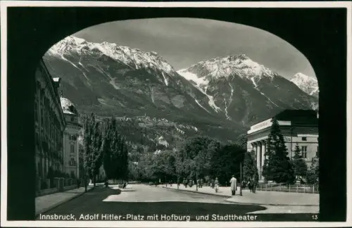 Innsbruck Partie am Adolf Hitler-Platz mit Hofburg und Stadttheater 1940
