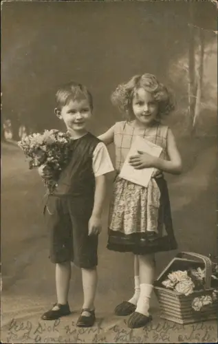 Ansichtskarte  Kinder Junge und Mädchen Korb Blumen 1916  Stempel Uhingen