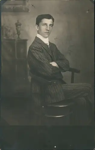 Ansichtskarte  Menschen / Soziales Leben - Mann auf Stuhl 1918 gel. Stempel Kalk