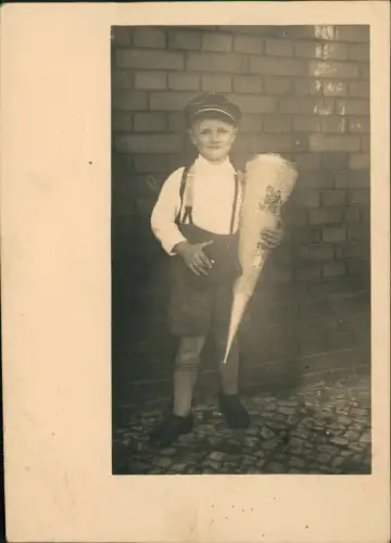 Ansichtskarte  Schulanfang Einschulung Junge mit Zuckertüte 1940