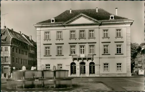 Ansichtskarte Landau a.d.Isar Rathaus mit neuem Brunnen 1962