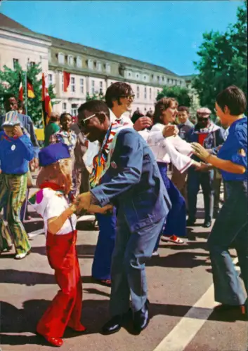 Ansichtskarte .Deutschland Feiernde Weltjugenspiele DDR aus aller Welt 1973