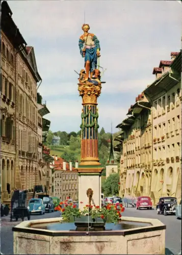 Bern (Schweiz) Berne Gerechtigkeitsbrunnen, Autos u.a. blauer VW Käfer 1957