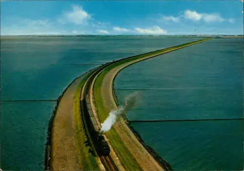 Westerland-Sylt Zug mit Dampflokomotive passiert den Hindenburgdamm 1960